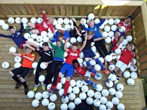 Deltakere i haug med baller 300p.jpg.jpg