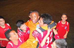 Eze og gutta jubler 600p.jpg