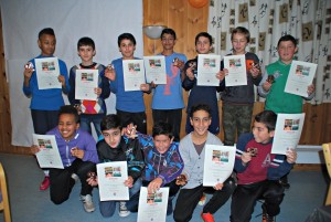 Gutta med diplomer 600p.jpg