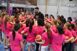 Hundre basketjenter møtte Enes i Haugerudhallen