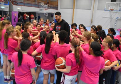 Hundre basketjenter møtte Enes i Haugerudhallen